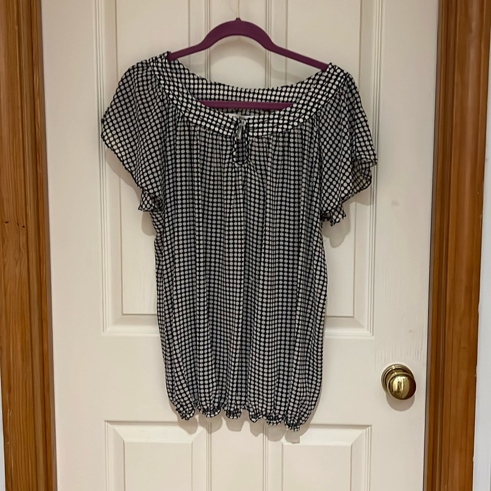 Cap sleeve black and white dress short sleeve top. Slight peep hold. Worn once